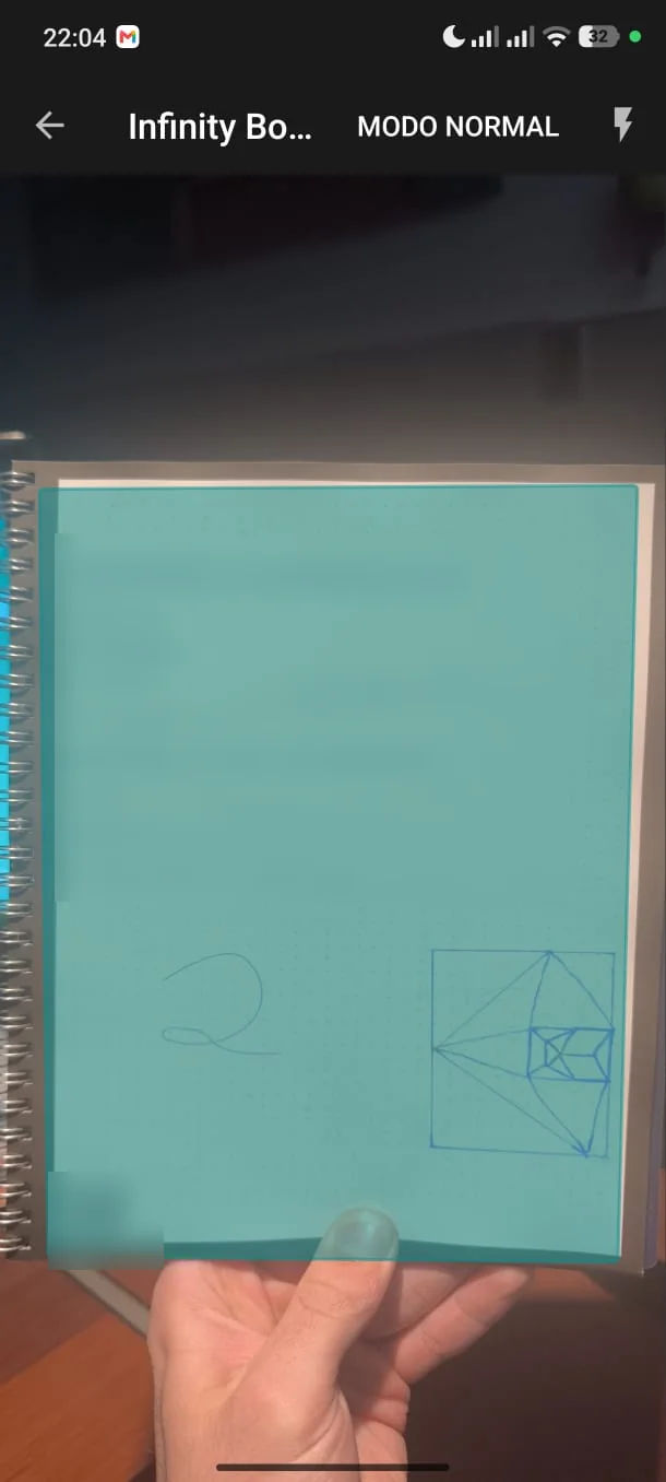 La cámara detectando la hoja del cuaderno para escanearla.