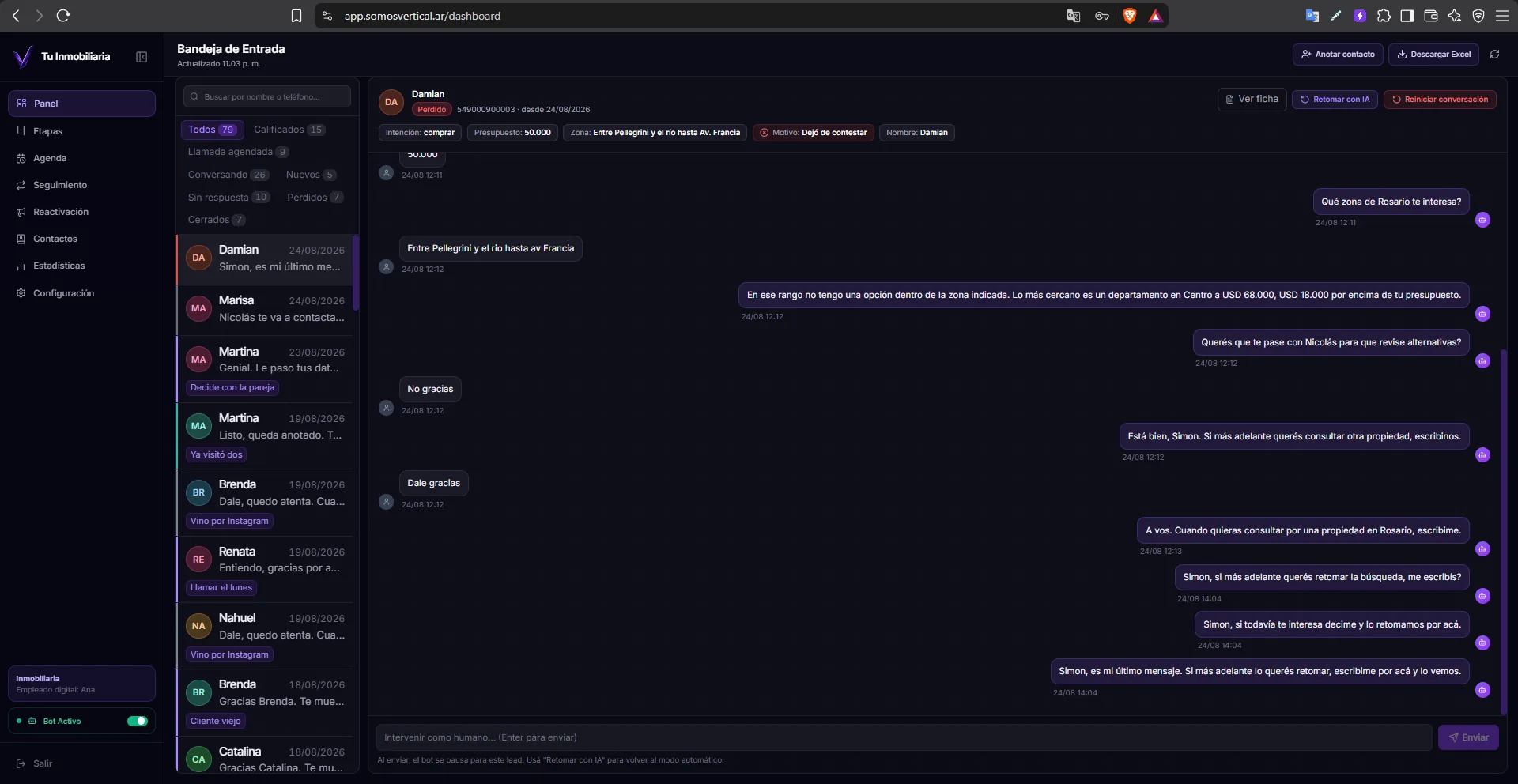 La bandeja, donde el agente conversa por WhatsApp y va dejando arriba lo que averiguó — intención, presupuesto, zona y, si se cae, el motivo.